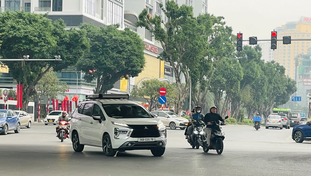 Xăng E10 bán đại trà ngày đầu: Lượng tiêu thụ dần ổn định, người dùng bắt đầu làm quen - ảnh 1