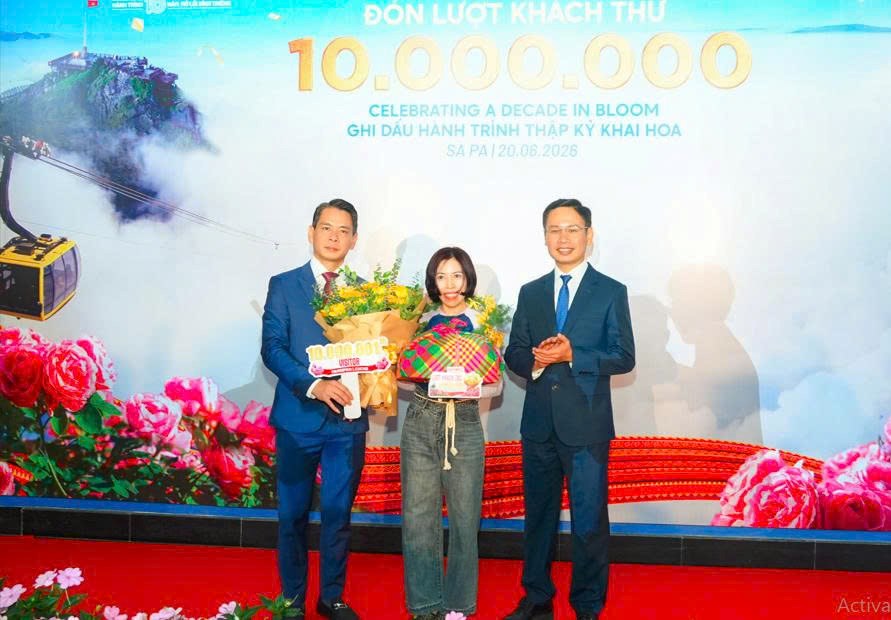 Vị khách thứ 10 triệu tại Fansipan nhận phần quà trị giá hơn 20 triệu đồng - ảnh 2