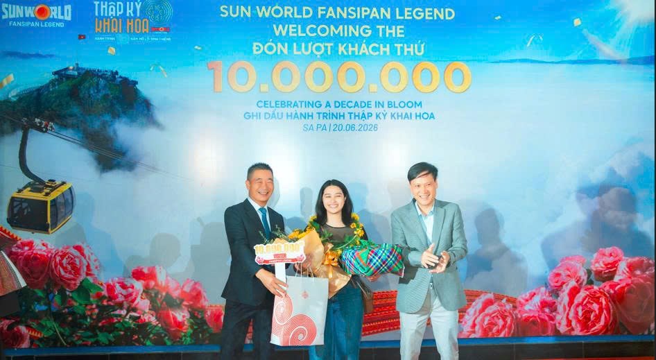 Vị khách thứ 10 triệu tại Fansipan nhận phần quà trị giá hơn 20 triệu đồng - ảnh 1