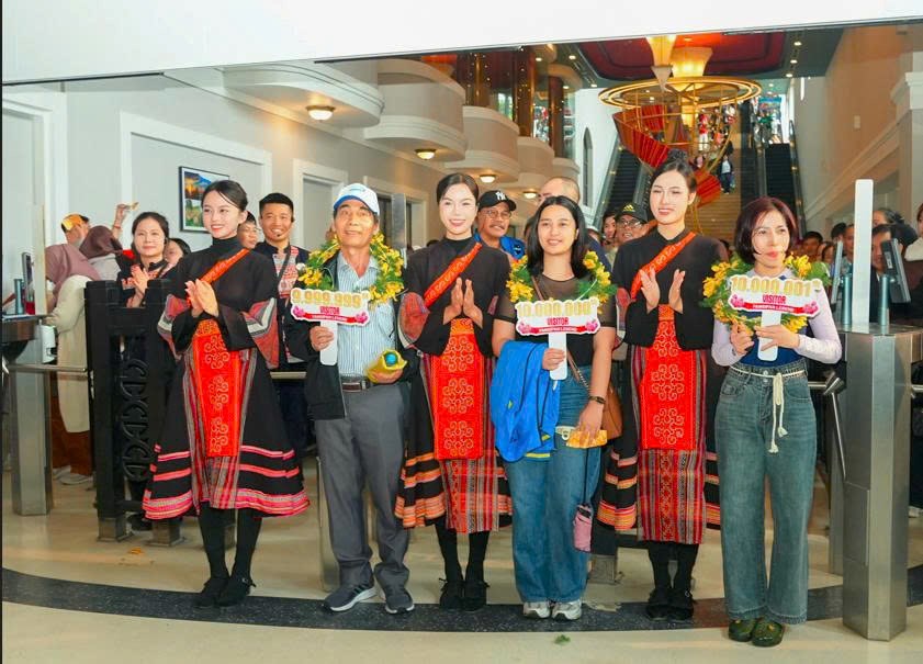 Vị khách thứ 10 triệu tại Fansipan nhận phần quà trị giá hơn 20 triệu đồng - ảnh 4