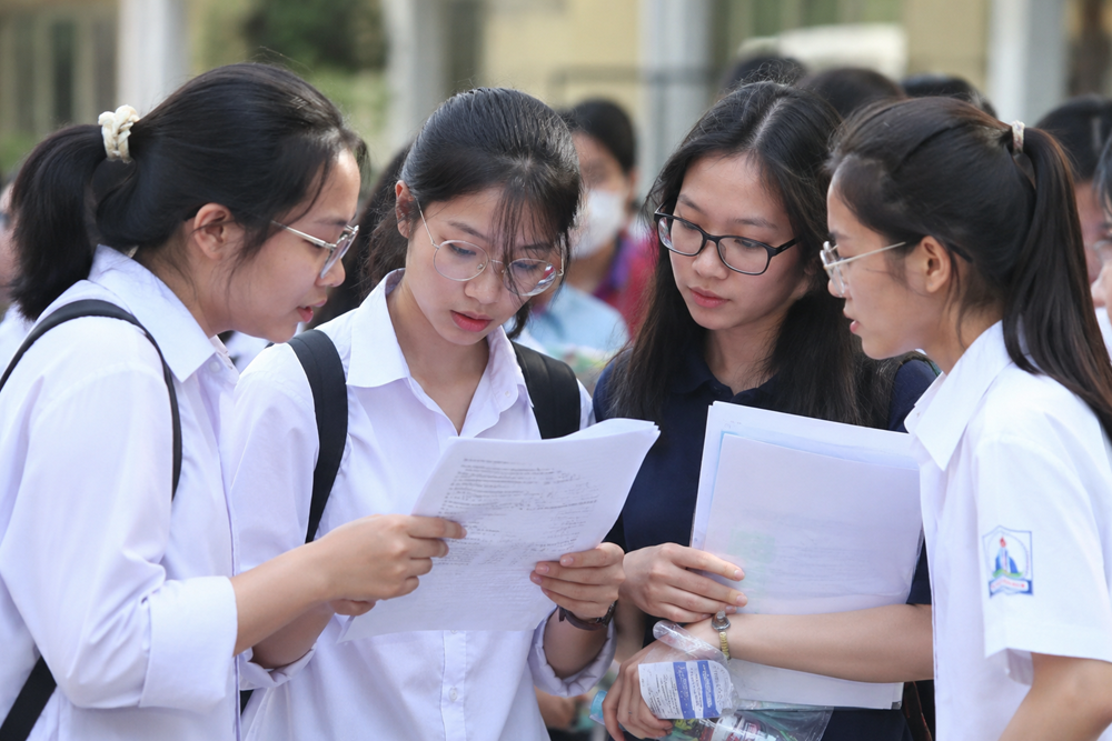 Điểm sàn đại học chạm mốc 25: Vì sao đạt sàn vẫn rất xa điểm chuẩn? - ảnh 1
