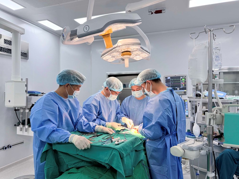 Vinmec Hạ Long giải cứu cụ bà 88 tuổi bị khối u giáp khổng lồ chèn ép đường thở suốt 18 năm - ảnh 2