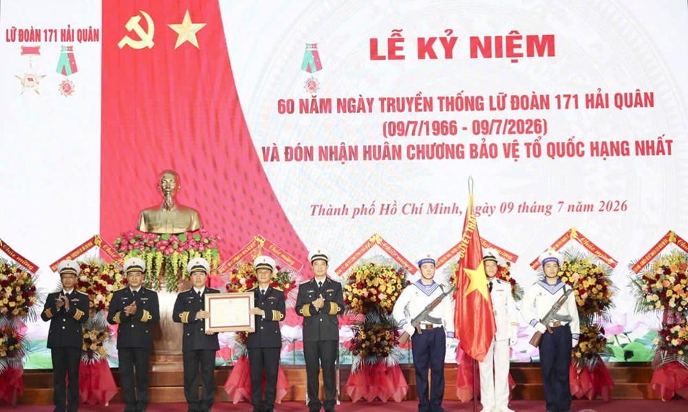 Lữ đoàn 171 đón nhận Huân chương Bảo vệ Tổ quốc hạng Nhất nhân kỷ niệm 60 năm thành lập - ảnh 1