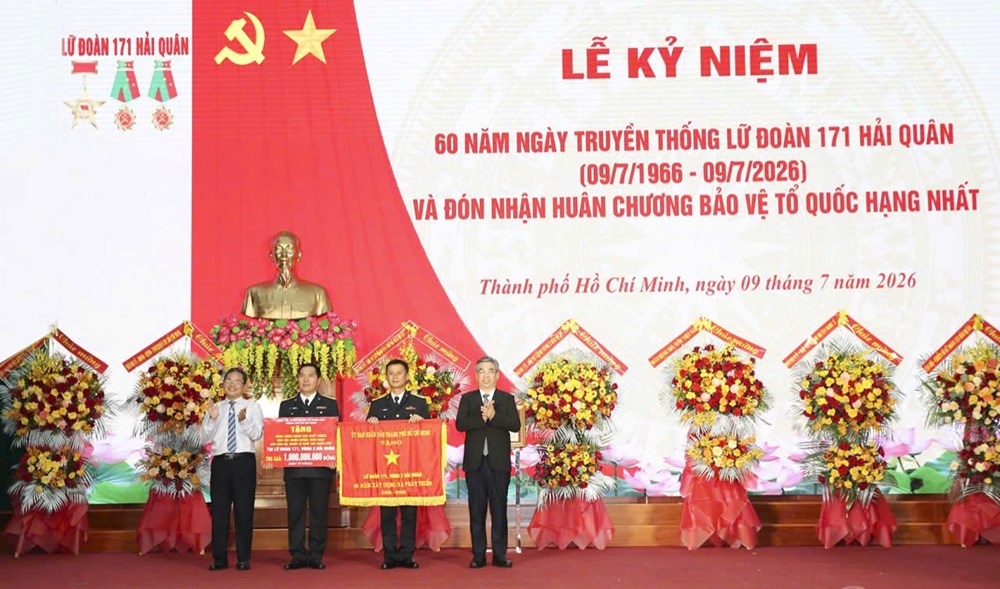 Lữ đoàn 171 đón nhận Huân chương Bảo vệ Tổ quốc hạng Nhất nhân kỷ niệm 60 năm thành lập - ảnh 2