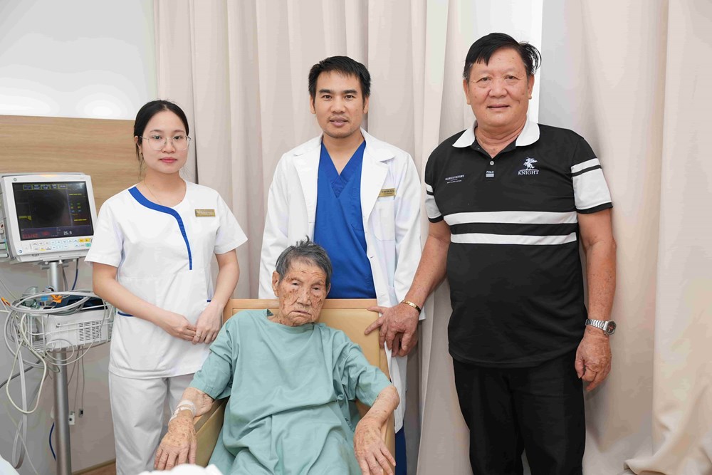 Cụ bà 103 tuổi chiến thắng ung thư dạ dày nhờ điều trị đa chuyên khoa tại Vinmec Hải Phòng - ảnh 1