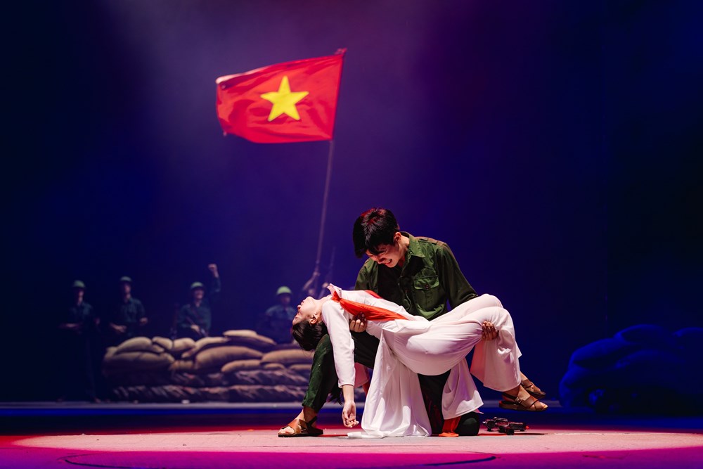 Công diễn “Đất nước Thiên hùng ca”: 75 phút khiến khán giả đi từ choáng ngợp đến vỡ òa - ảnh 5