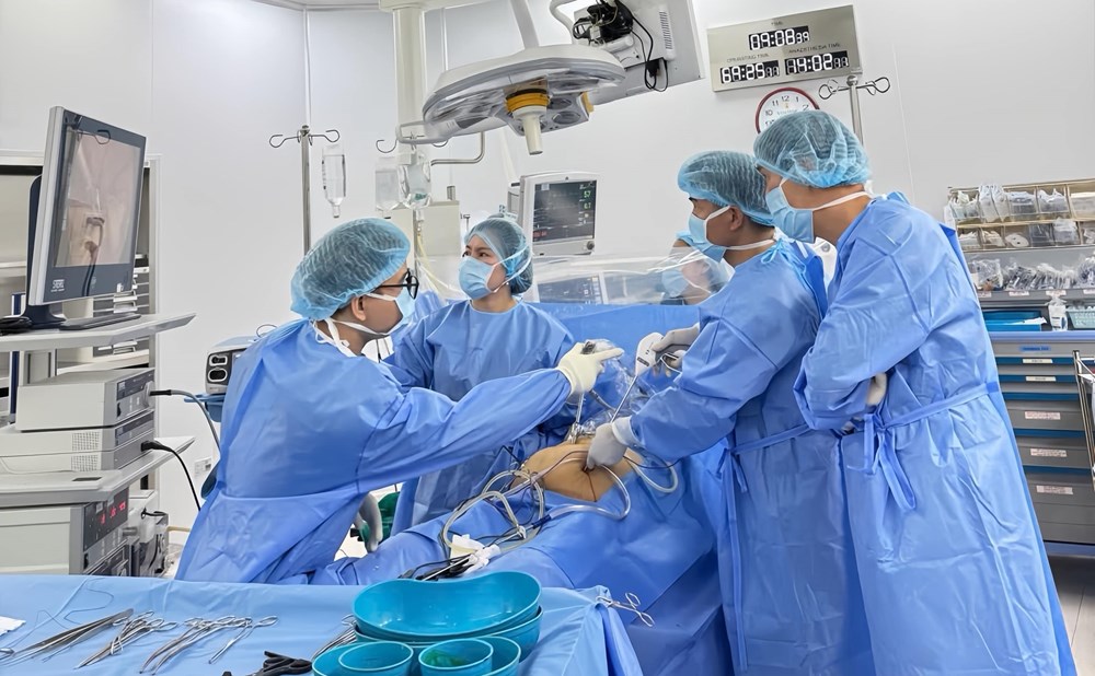 Vinmec Đà Nẵng mổ cấp cứu loại bỏ khối u buồng trứng khổng lồ cho bệnh nhân suy thận - ảnh 1