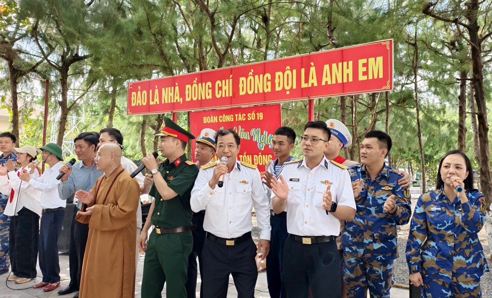 Hát giữa ngàn khơi: Mang hơi ấm đất liền đến Trường Sa - ảnh 2
