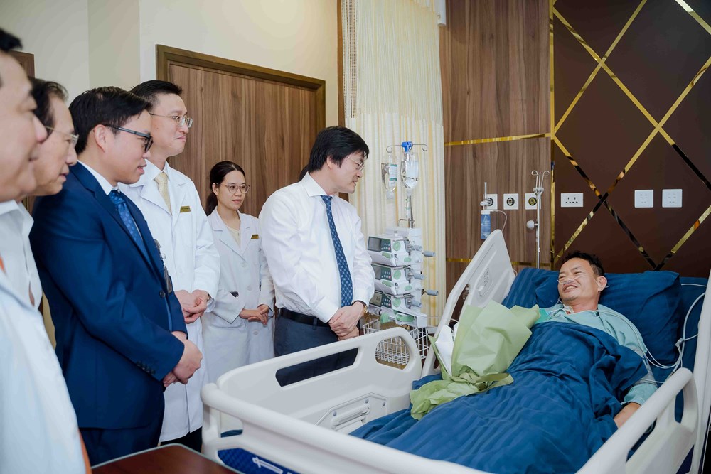 Lần đầu tiên tại Việt Nam: Vinmec phẫu thuật xuyên Việt hai chiều bằng robot cách xa 1.700km - ảnh 2