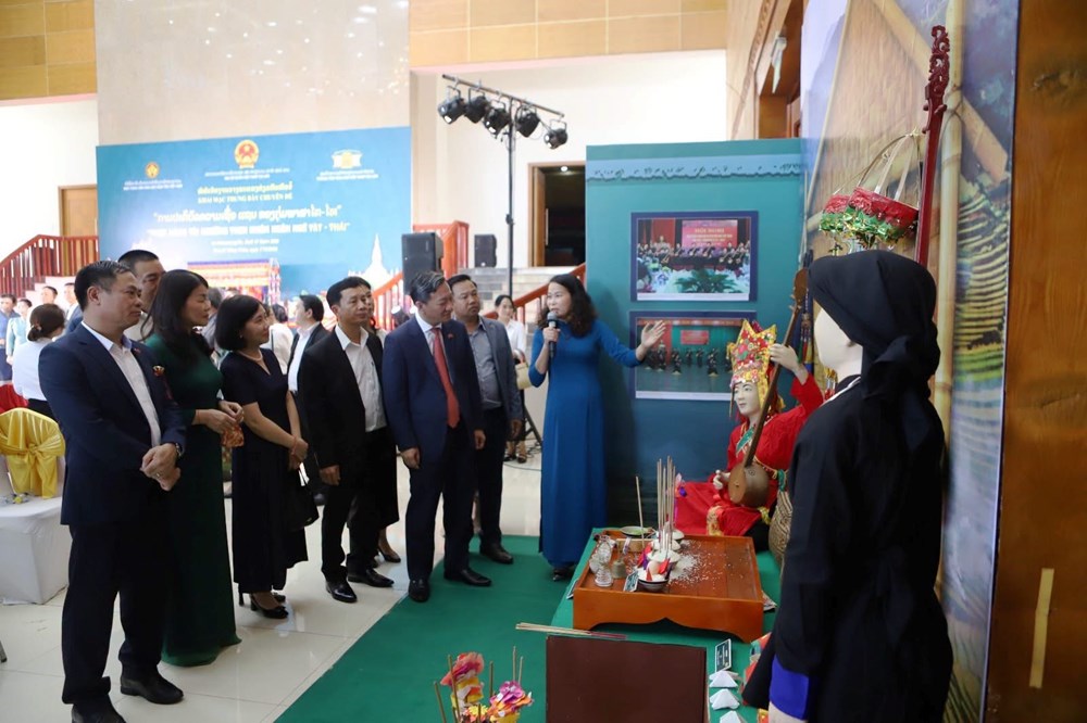 Trưng bày chuyên đề “Thực hành tín ngưỡng Then nhóm ngôn ngữ Tày - Thái” tại Trung tâm Văn hóa Việt Nam, Thủ đô Viêng Chăn, Lào      - ảnh 3