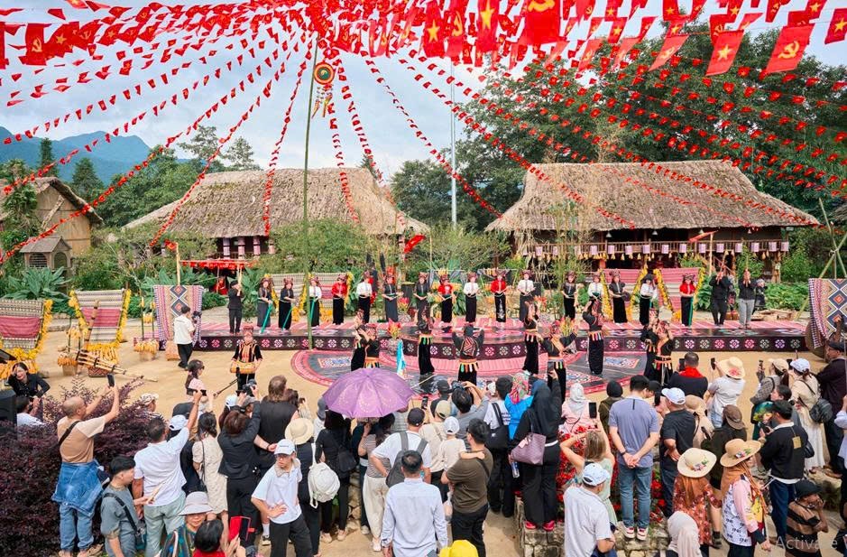 Sa Pa: Du khách hào hứng nhảy múa tưng bừng với Lễ hội Thổ cẩm tại Bản Mây - ảnh 1