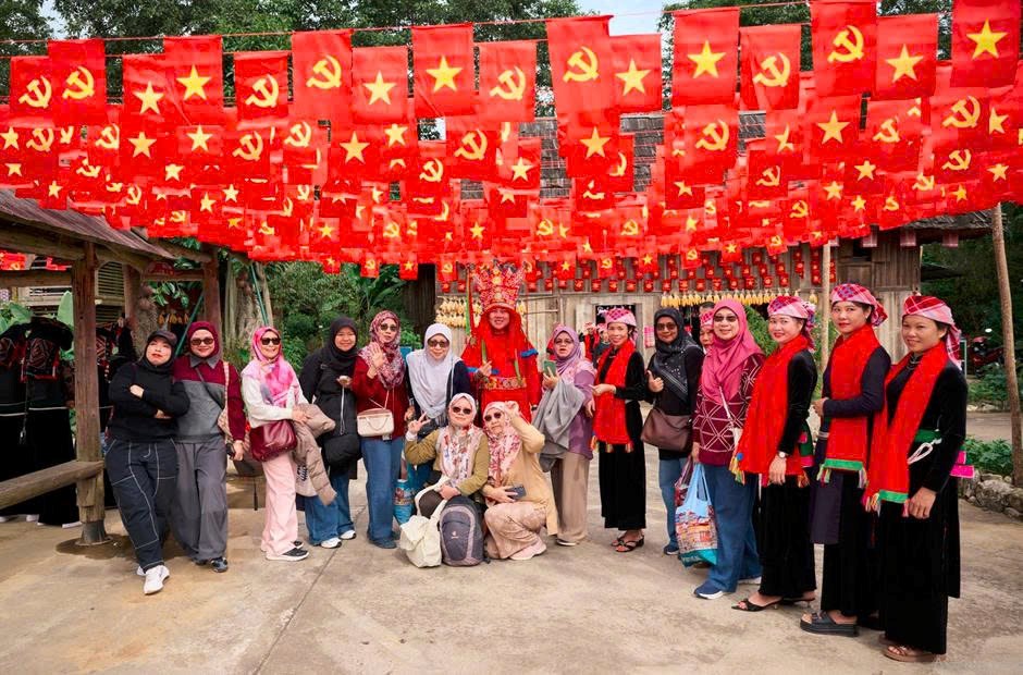 Sa Pa: Du khách hào hứng nhảy múa tưng bừng với Lễ hội Thổ cẩm tại Bản Mây - ảnh 7