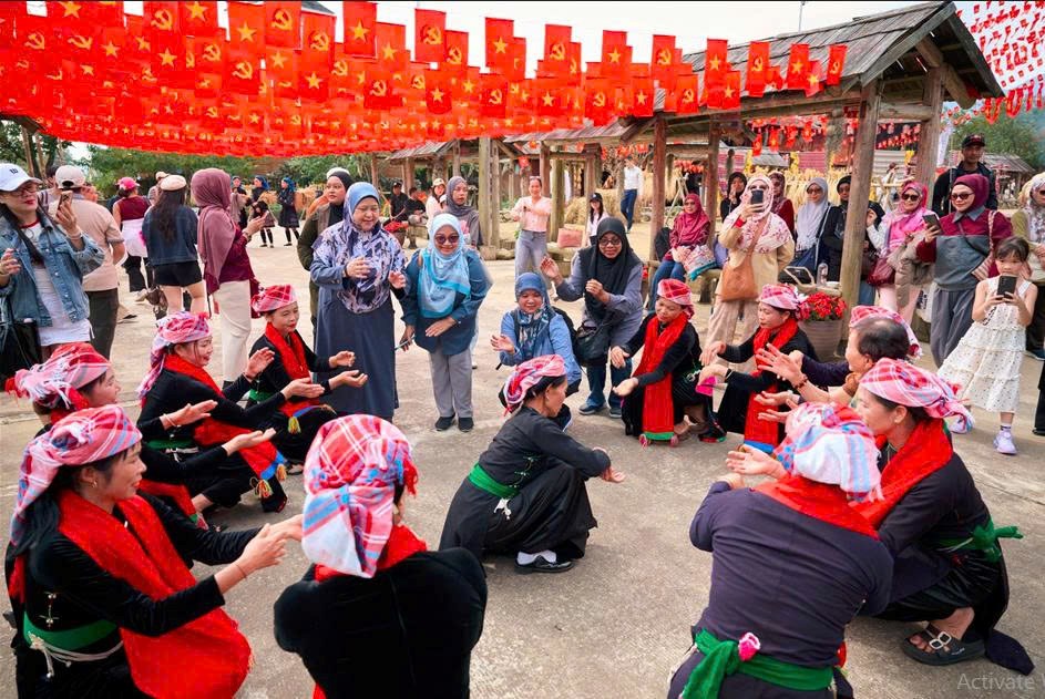 Sa Pa: Du khách hào hứng nhảy múa tưng bừng với Lễ hội Thổ cẩm tại Bản Mây - ảnh 2