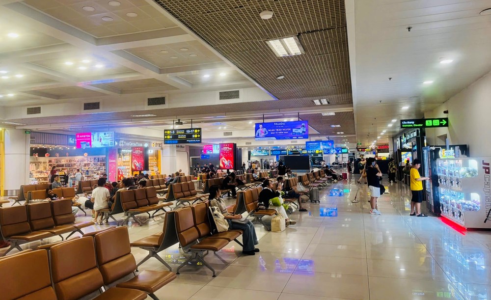 Ngày đầu nghỉ lễ 2.9, sân bay bước vào cao điểm - ảnh 1