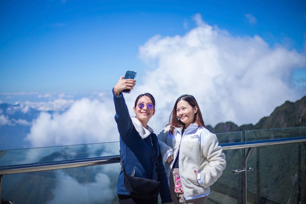 Lên Fansipan mùa thu: Săn mây, ngắm mùa vàng và thảm hoa rực rỡ  ​ - ảnh 2