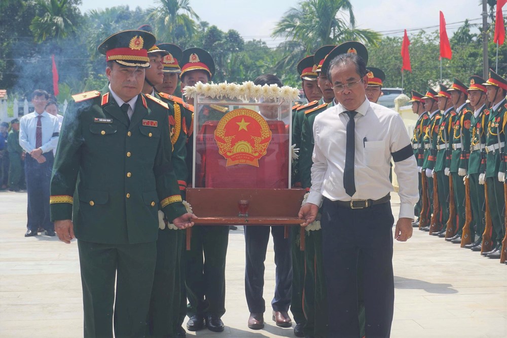 Gần 40 năm giữ lửa cho 17 người lính vô danh - ảnh 1