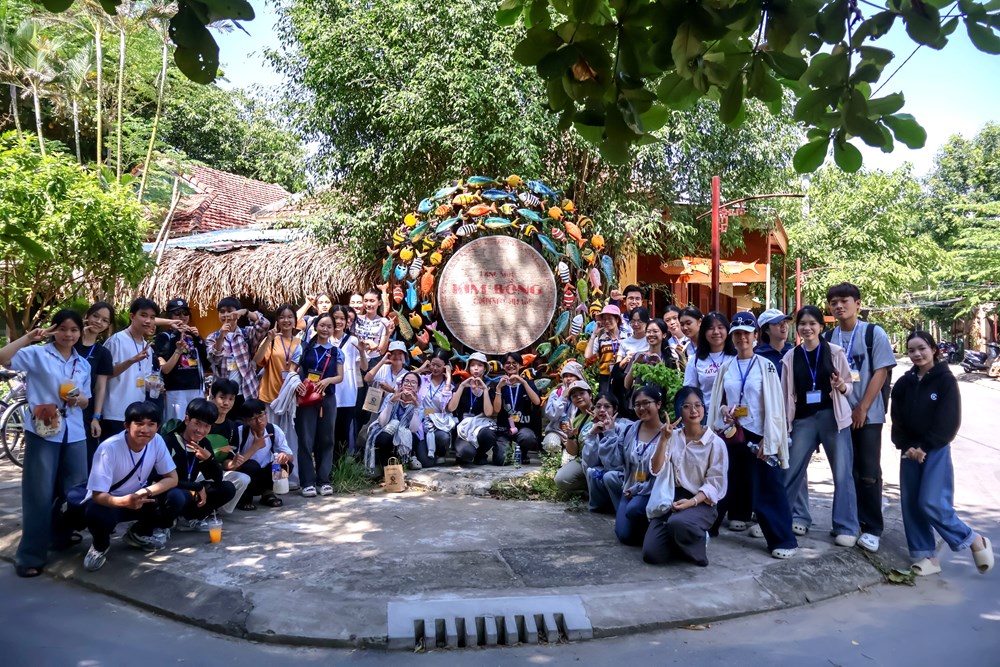 Lớp học giữa làng - ảnh 1