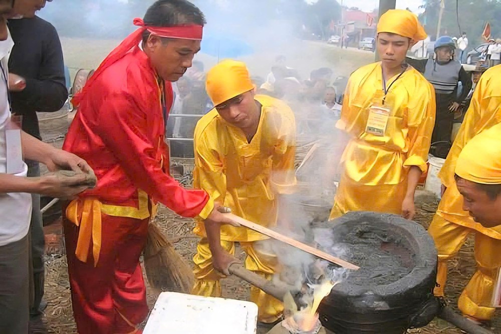 Ba thế hệ giữ lửa nghề đúc đồng làng Chè - ảnh 1