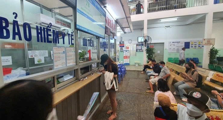 Chờ khám 90 phút vì sổ nằm trong hộc bàn: Những vướng mắc người bệnh không nên phải tự gỡ - ảnh 1
