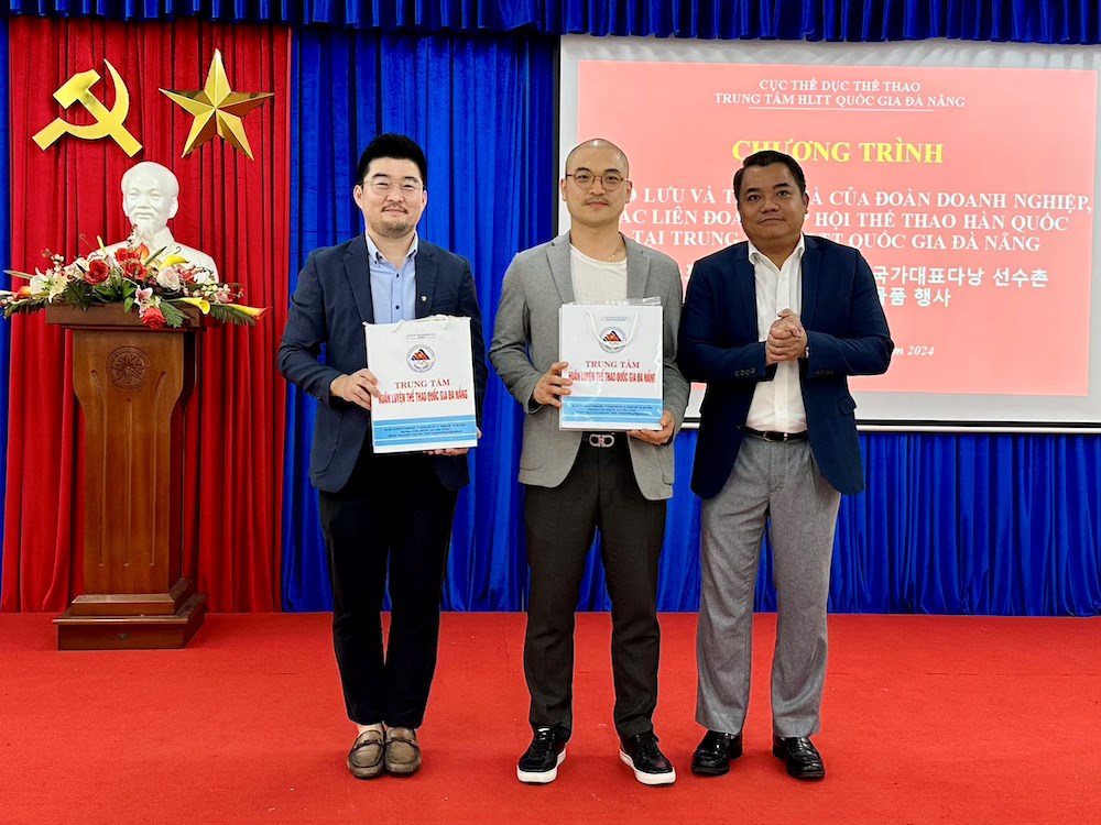 TTHLTTQG Đà Nẵng tiếp nhận thiết bị phục hồi chức năng của Hàn Quốc - ảnh 1