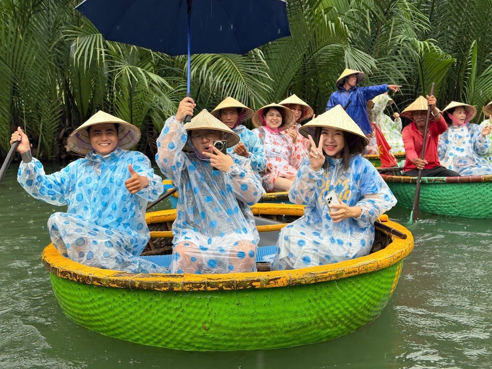 Cuộc sống người dân đảo lộn, giao thông tê liệt - ảnh 4