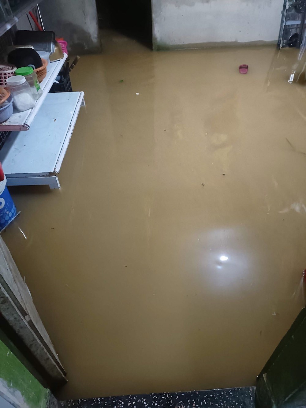 Cuộc sống người dân đảo lộn, giao thông tê liệt - ảnh 6