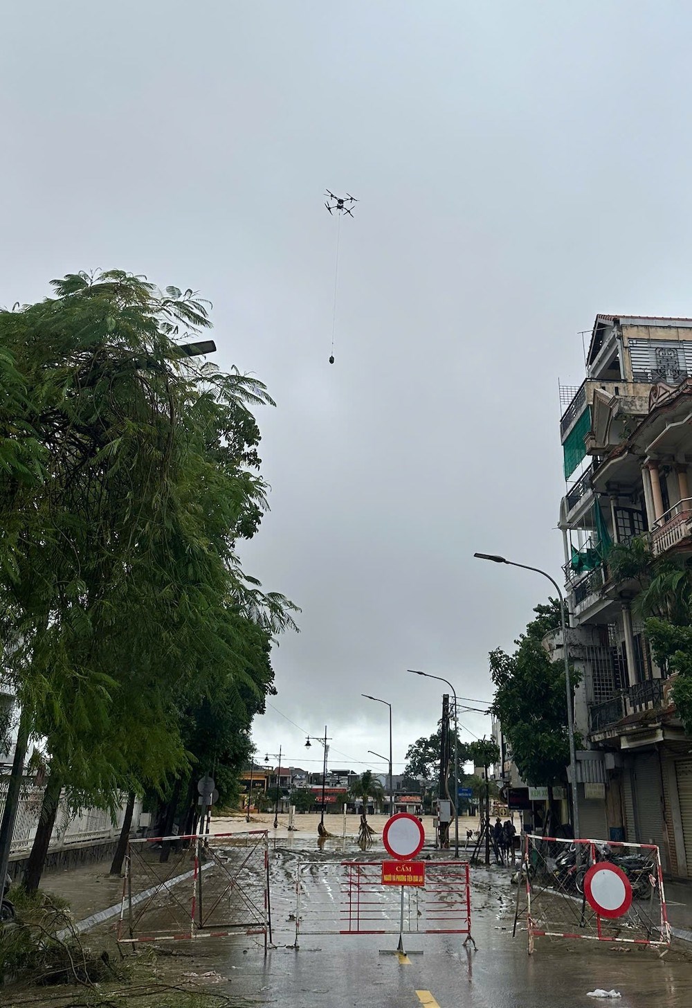 Đưa công nghệ drone vào cứu hộ - ảnh 4