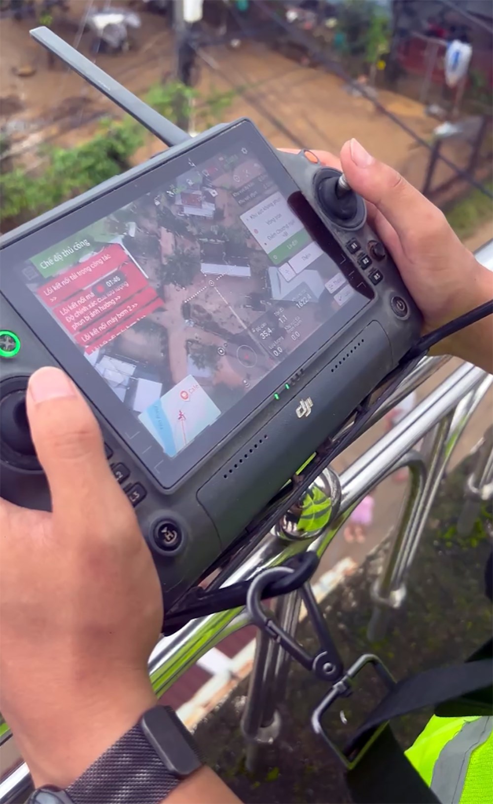 Đưa công nghệ drone vào cứu hộ - ảnh 1