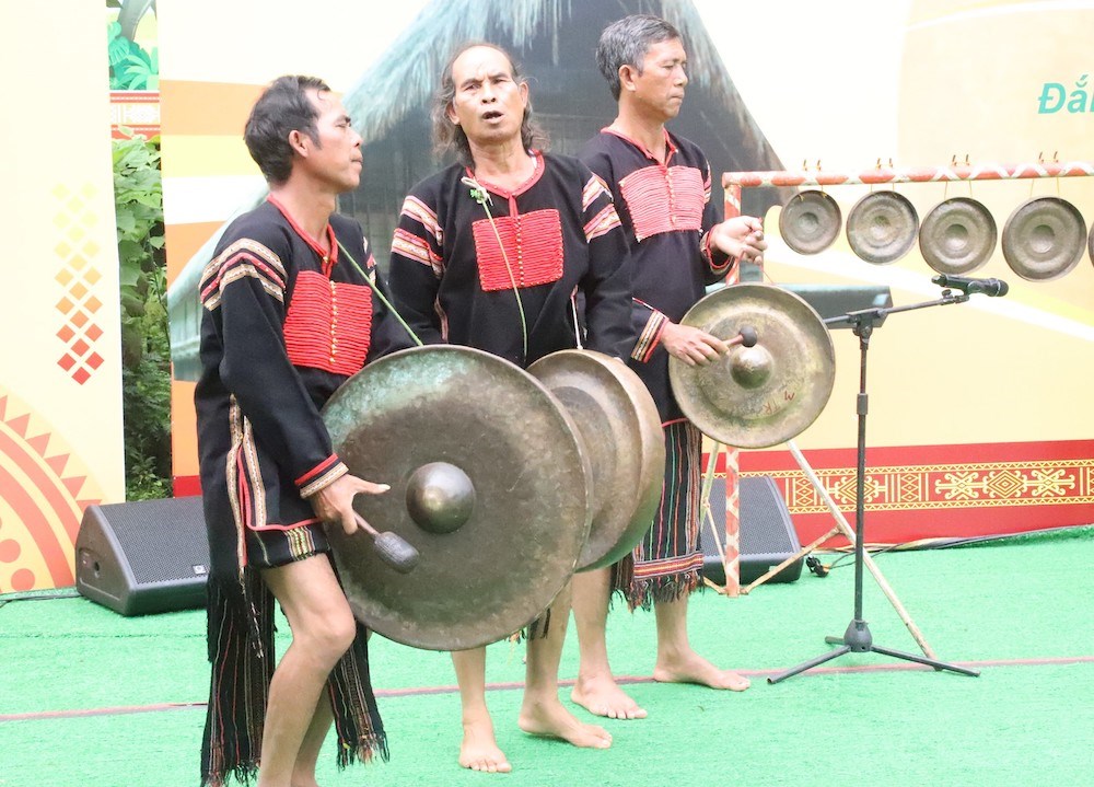 Ngày hội của nghệ nhân cồng chiêng - ảnh 1