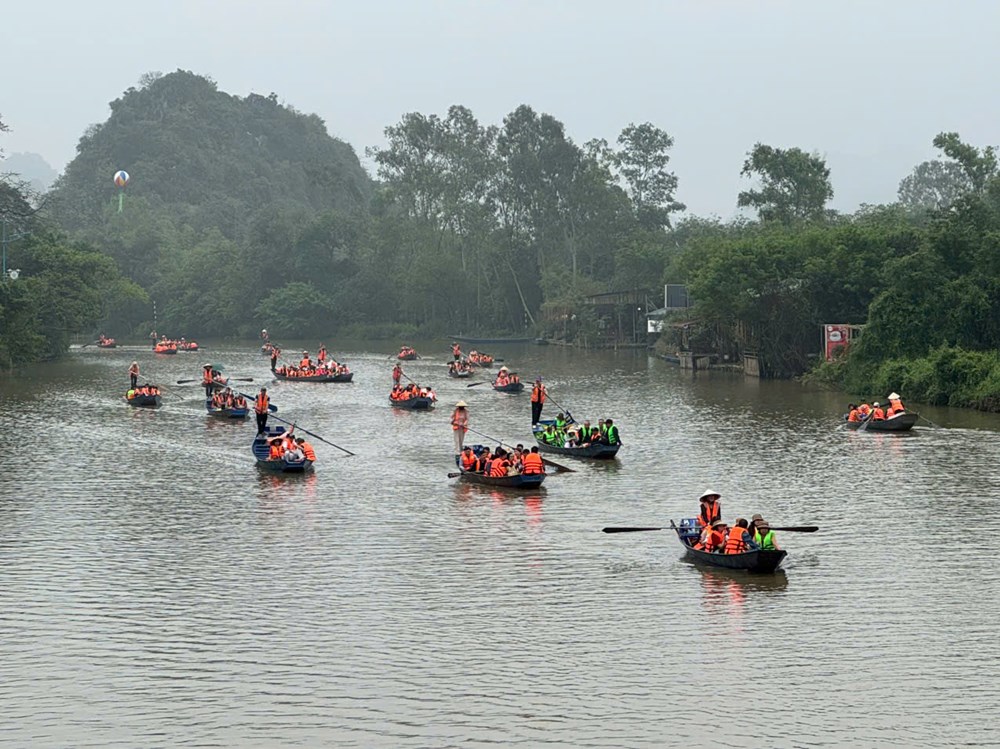 Lễ hội chùa Hương: Siết an toàn đường thủy, du khách đồng loạt mặc áo phao - ảnh 5