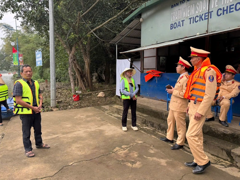 Lễ hội chùa Hương: Siết an toàn đường thủy, du khách đồng loạt mặc áo phao - ảnh 2