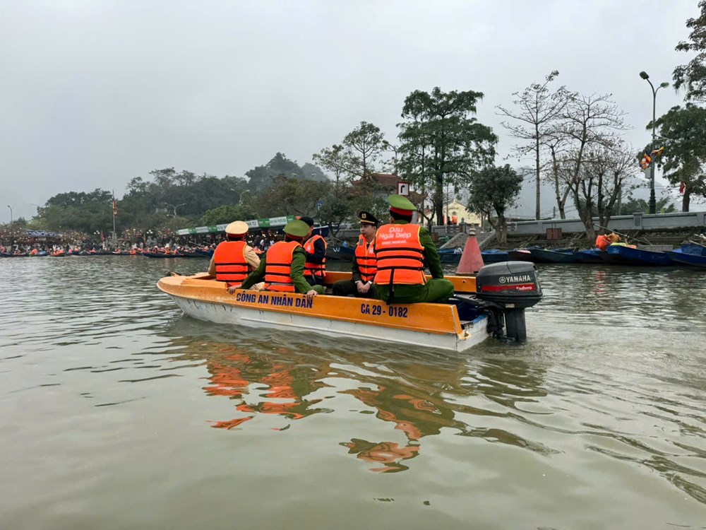 Lễ hội chùa Hương: Siết an toàn đường thủy, du khách đồng loạt mặc áo phao - ảnh 4