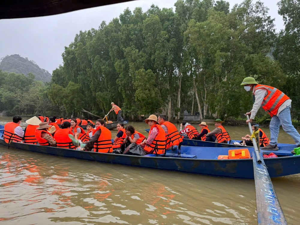 Lễ hội chùa Hương: Siết an toàn đường thủy, du khách đồng loạt mặc áo phao - ảnh 1