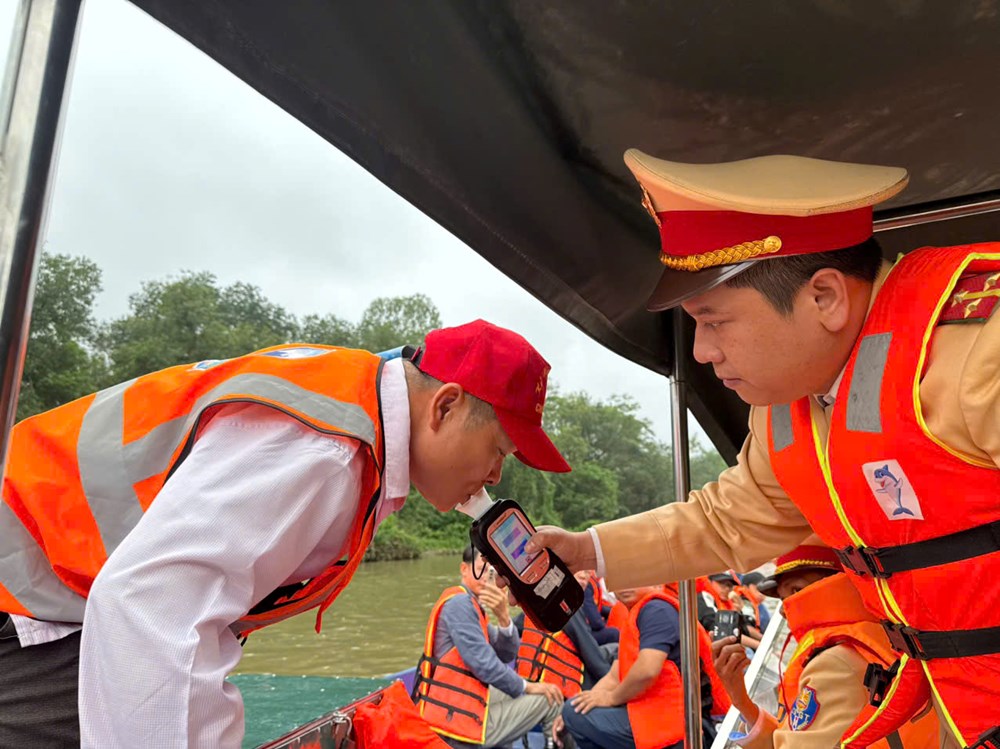 Lễ hội chùa Hương: Siết an toàn đường thủy, du khách đồng loạt mặc áo phao - ảnh 3