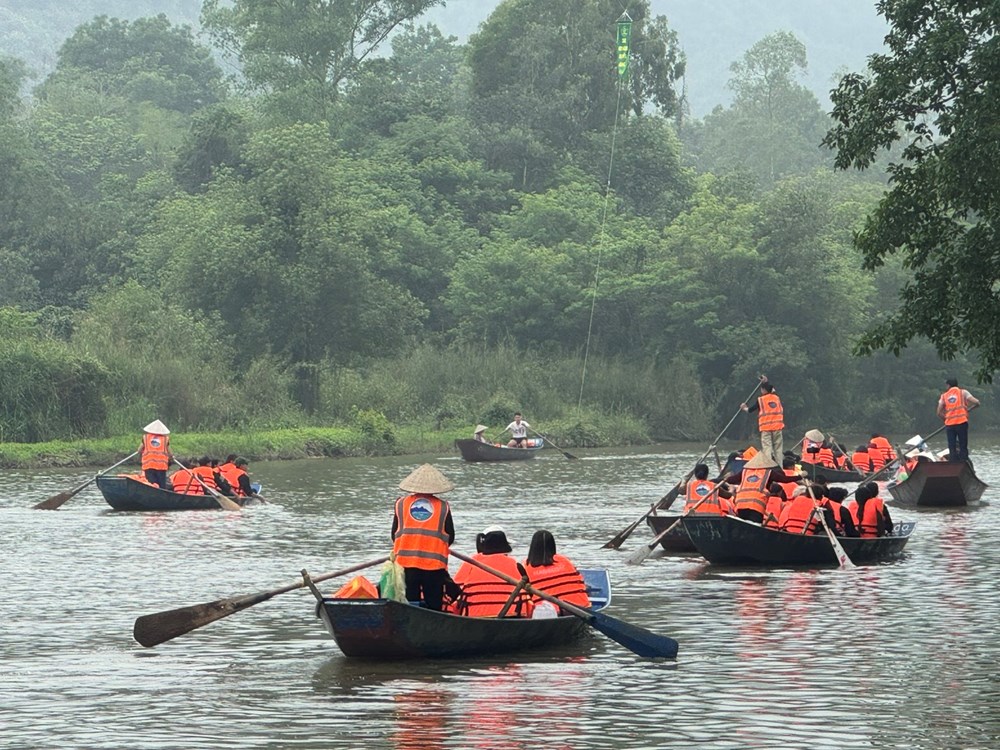 Đò chèo tay gìn giữ bản sắc chùa Hương và sinh kế người dân - ảnh 1