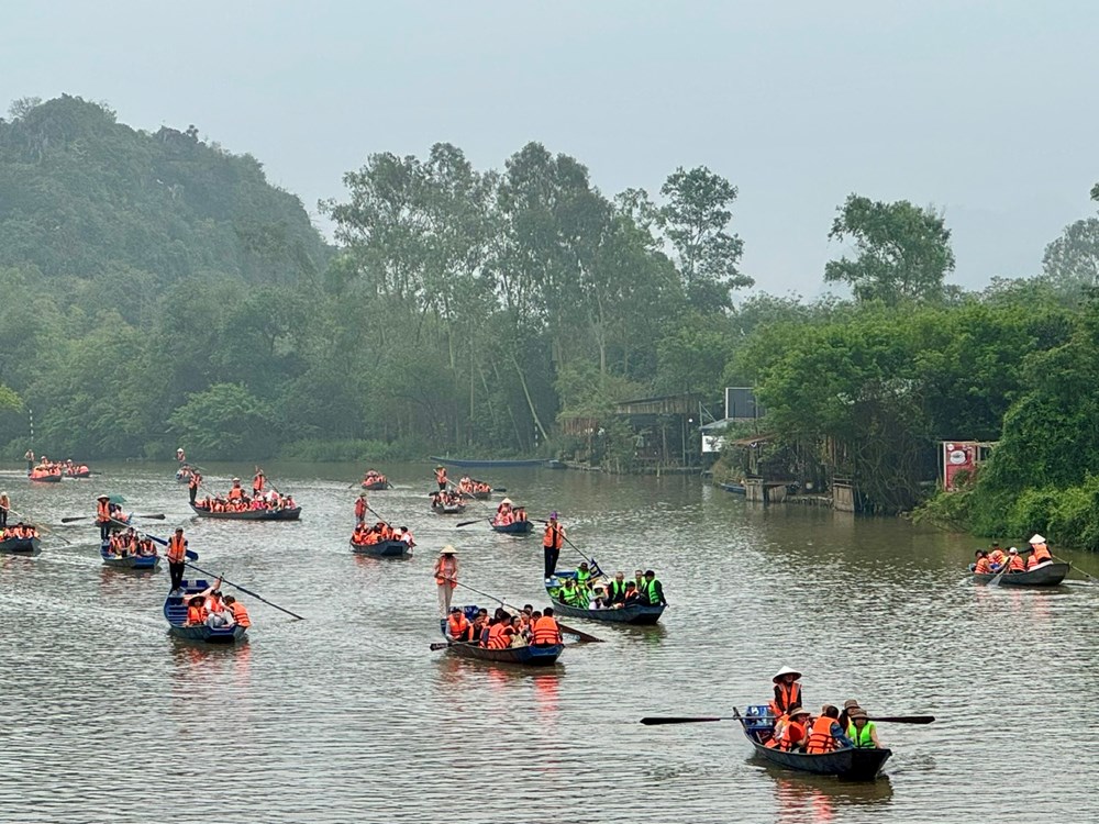 Đò chèo tay gìn giữ bản sắc chùa Hương và sinh kế người dân - ảnh 2