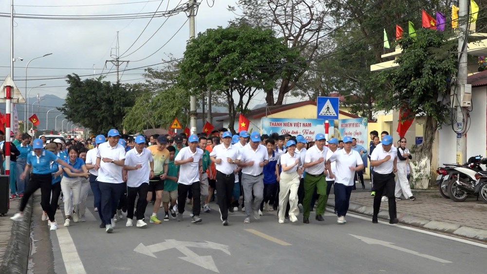 Gần 1.000 người tham gia chạy hưởng ứng Ngày chạy Olympic - ảnh 3