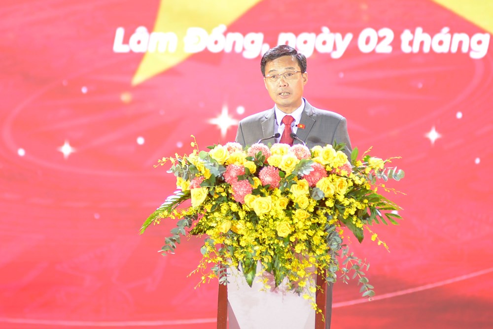 Lâm Đồng: Hàng ngàn người dân và du khách đội mưa xem bắn pháo hoa - ảnh 4