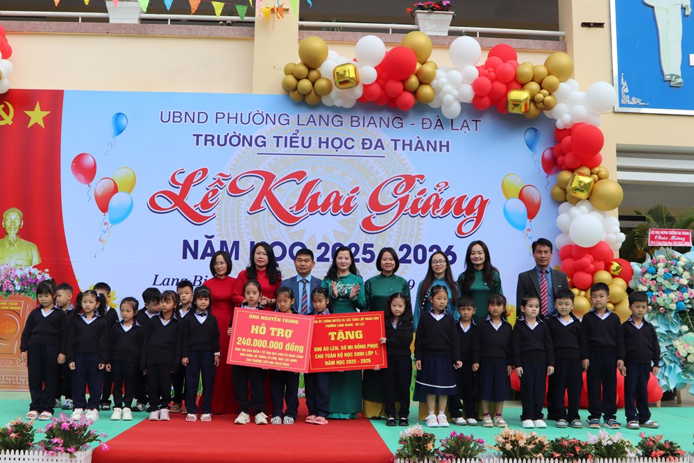 Lâm Đồng: Tặng 800 bộ đồng phục thổ cẩm cho học sinh trong dịp khai giảng - ảnh 3