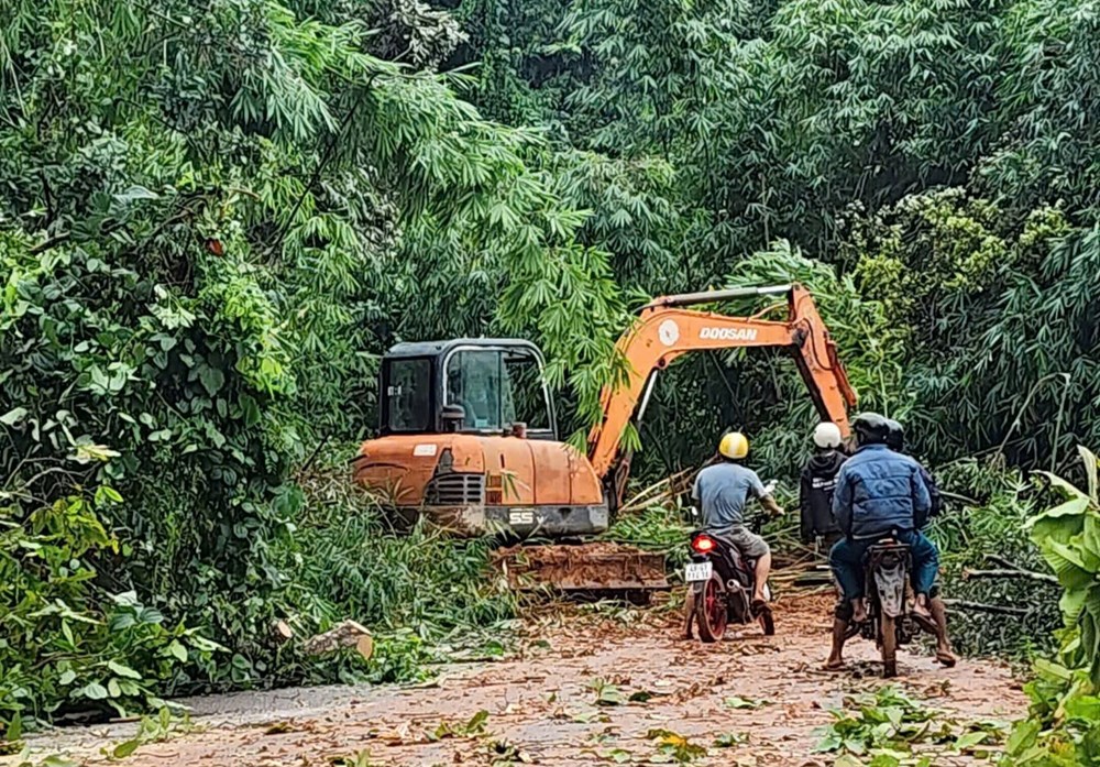 Lâm Đồng: Quốc lộ 28 tê liệt hoàn toàn vì hàng loạt điểm sạt lở trên đèo Gia Bắc - ảnh 4