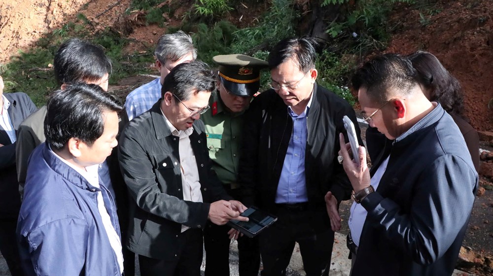 Chủ tịch Lâm Đồng kiểm tra vụ ngọn đồi nứt toác trên đèo D’Ran - ảnh 1