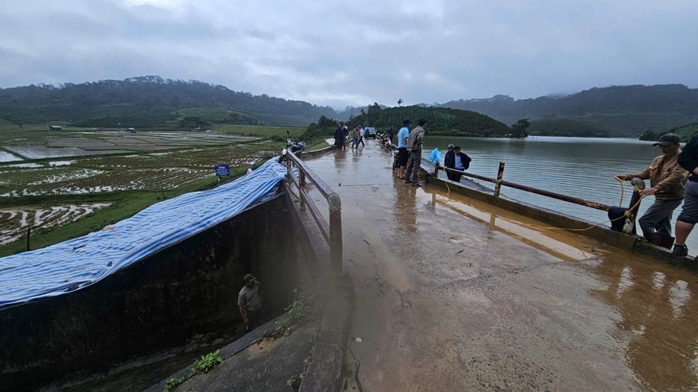 Lâm Đồng: Di dời khẩn cấp hàng chục hộ dân ngay trong đêm trước nguy cơ vỡ đập chứa nước - ảnh 1