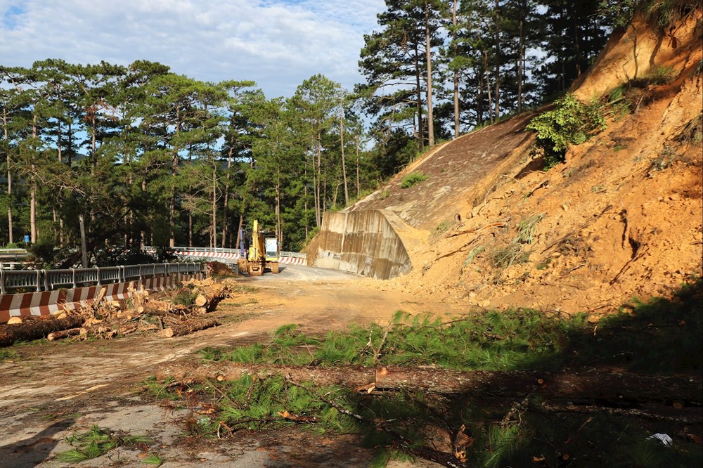 Lâm Đồng: Hơn 9 tỉ đồng khắc phục sự cố sạt lở trên đèo D’Ran và Gia Bắc - ảnh 1