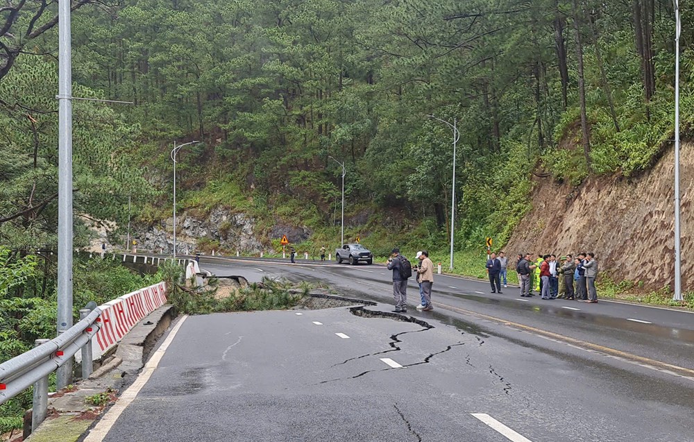 Lâm Đồng: Cấm lưu thông trên đèo Frenn do sạt lở nghiêm trọng - ảnh 1