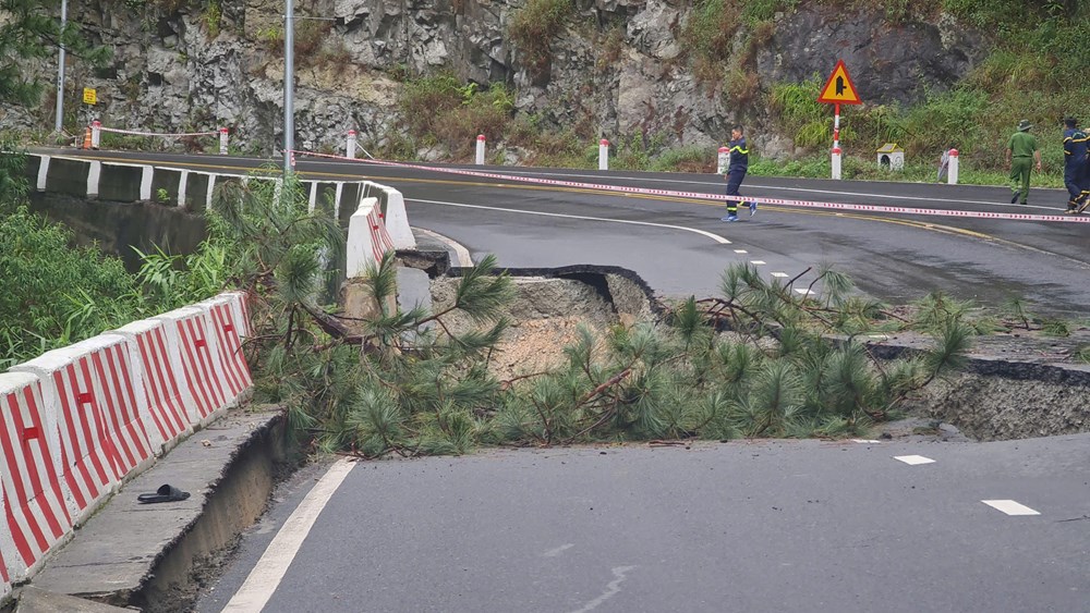 Lâm Đồng: Cấm lưu thông trên đèo Frenn do sạt lở nghiêm trọng - ảnh 2