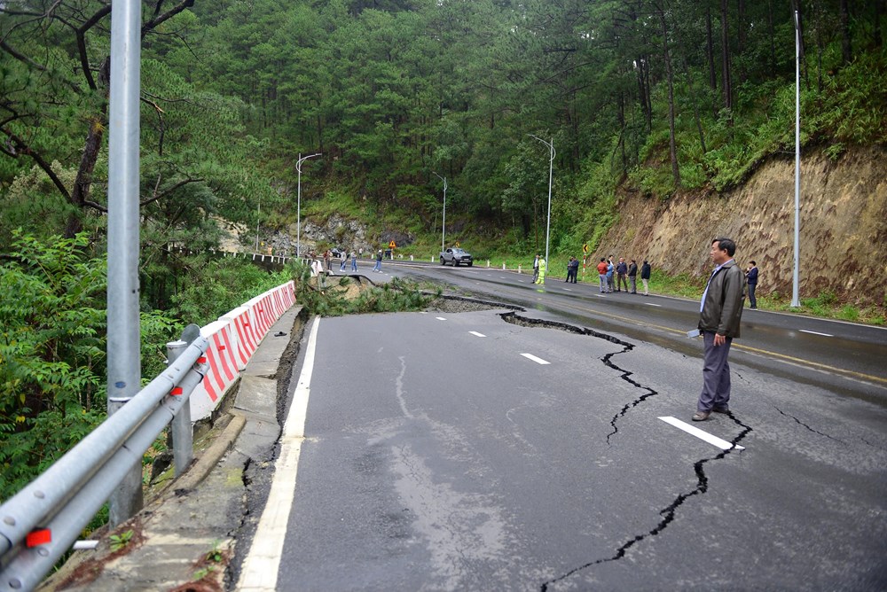 Cận cảnh sạt lở nghiêm trọng khiến đèo Prenn phải đóng cửa - ảnh 1