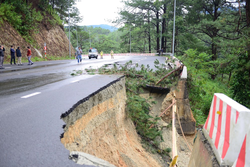 Cận cảnh sạt lở nghiêm trọng khiến đèo Prenn phải đóng cửa - ảnh 3