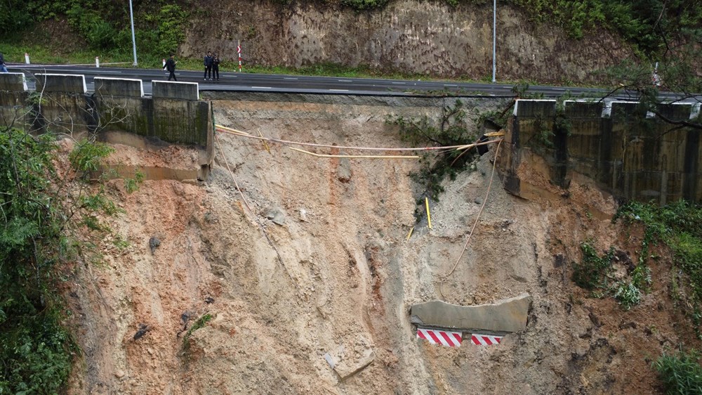 Cận cảnh sạt lở nghiêm trọng khiến đèo Prenn phải đóng cửa - ảnh 4