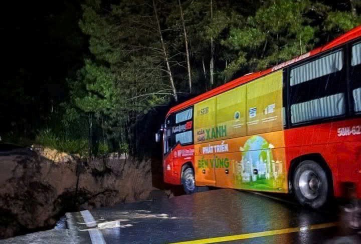 Lâm Đồng: Đèo Mimosa đứt gãy làm 2, giao thông hoàn toàn tê liệt - ảnh 2