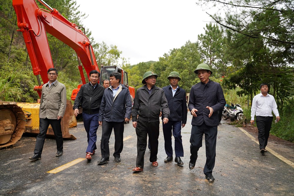 Phó Thủ tướng Hồ Quốc Dũng kiểm tra công tác khắc phục mưa lũ tại tỉnh Lâm Đồng - ảnh 4